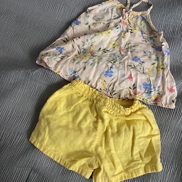 Old navy shorts and shirt. Size 2T - Picture 2 of 4